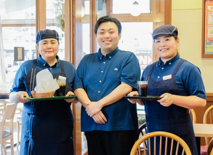 3人並んだスタッフ